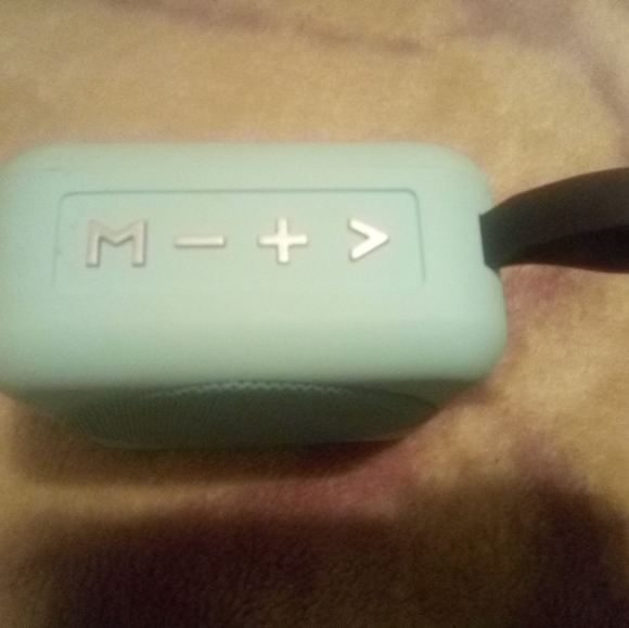 Mini square bluetooth speaker - Picture 3 of 3